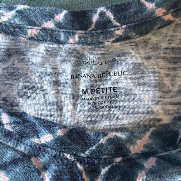 2 Womens Short Sleeve Shirts. Medium. Banana Republic and Arizona - Picture 8 of 11